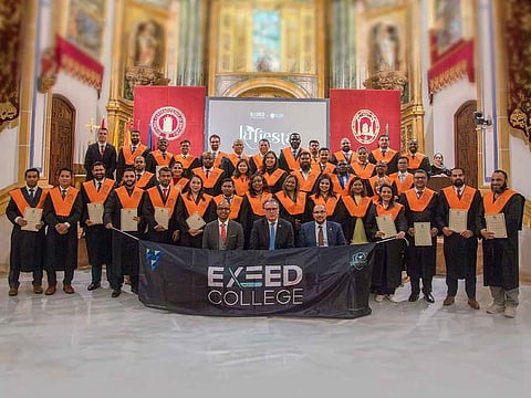 The ceremony began with a formal procession by the graduates, followed by a warm welcome from Dr. Gonzalo Wandosell, Dean of the Faculty of Economics and Business at UCAM. Dr. Wandosell emphasized the successful six-year partnership between UCAM and Exeed College, founded on a shared commitment to academic excellence and personal growth.