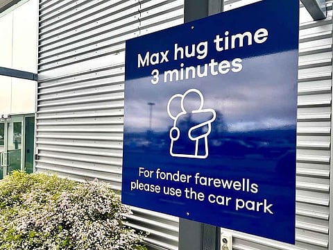 A new signage installed as New Zealand airport has imposed a three-minute limit on farewell hugs.