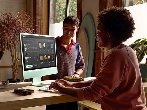 The new iMac brings even more fun with bold new colors, enabling users to add a pop of personalization in their homes, workspaces, or storefronts.