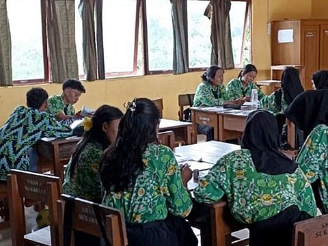 Sukadana’s SMAN 3 students practicing English