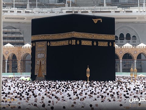 Planning to travel by bus or car to Saudi Arabia for Umrah? Find out the border crossings, car insurance requirements, parking options in Makkah, and visa procedures for pilgrims. Picture used for illustrative purposes.