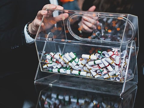 Kuwait’s prosecutors have ordered the remand of a Kuwaiti citizen and five expatriates for suspected involvement in a raffle draw fraud.