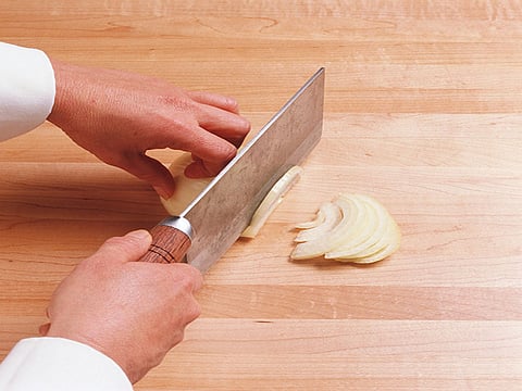 slicing onion