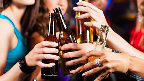 El consumo excesivo de alcohol aumenta los riesgos cardíacos, especialmente para las mujeres