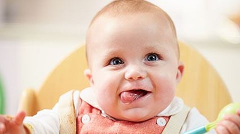 La dieta del bebé podría reducir sus probabilidades de padecer enfermedad de Crohn y colitis de por vida