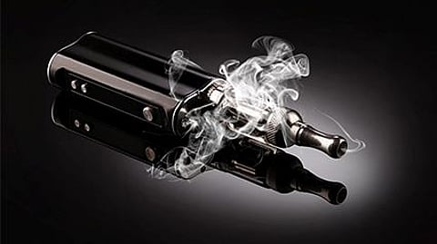 ¿Causan lesiones pulmonares graves en los que vapean ciertas baterías para cigarrillos electrónicos?