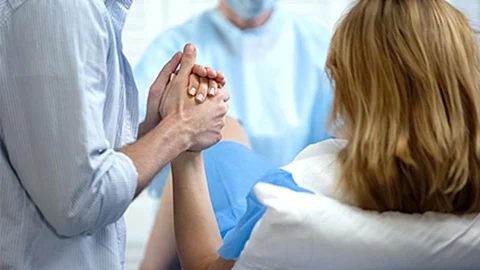 La epidural durante el parto no se vincula con el autismo, según un estudio