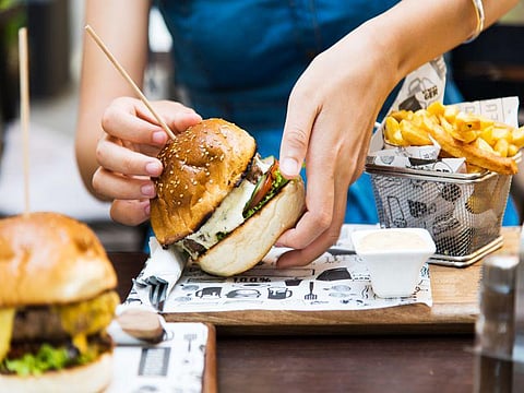 Demasiada comida de restaurante podría acortar su vida