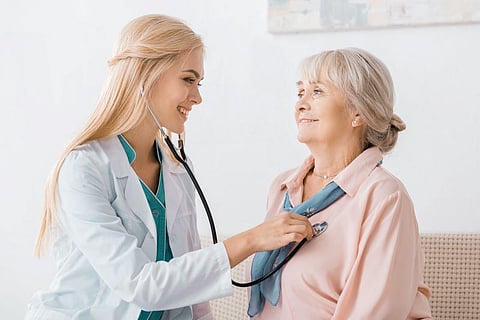 Mujer Médico del Corazón Senior