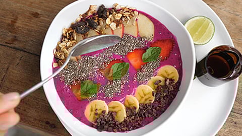 ¿Es la "cena de chicas" una obsesión poco saludable? Un nutricionista opina sobre la moda del Tik Tok.