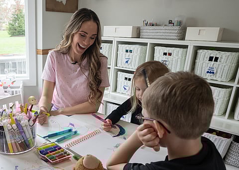 Anne Helms en casa con sus hijos