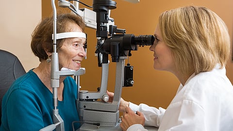 Examen de la visión de una mujer mayor