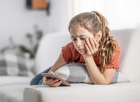 Teléfono inteligente de redes sociales de niña