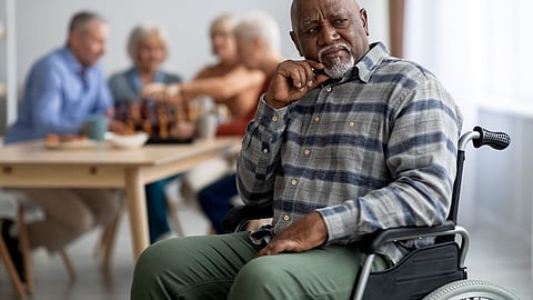 Hombre negro en silla de ruedas