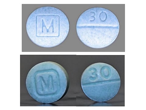 Ejemplos de píldoras de oxicodona M-30 reales (arriba) y falsas (abajo)