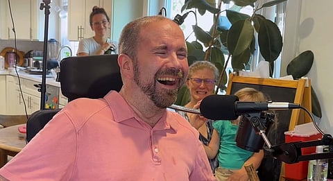 Casey Harrell intenta hablar con la nueva tecnología