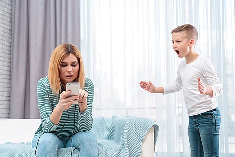 parent smartphone child social media