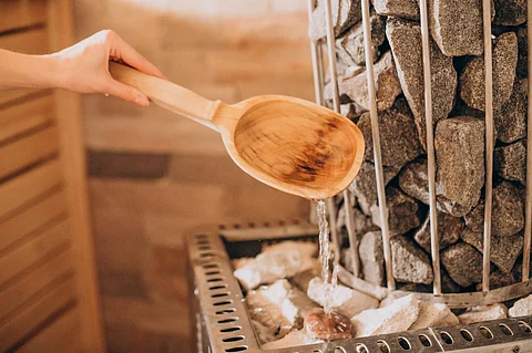 Cuchara con agua fría en la sauna