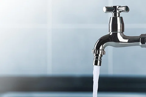 Grifo y agua corriente en el baño
