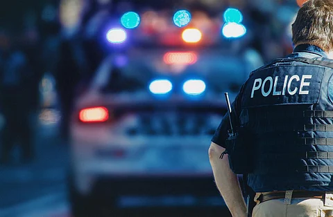 Manhattan 2019. Detrás de la policía con cinturón de pistola, de cerca