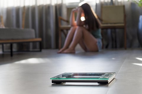 Mujer y báscula