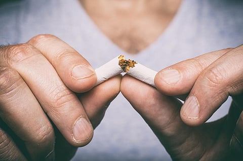 Dejar de fumar - cigarrillo macho aplastando la mano