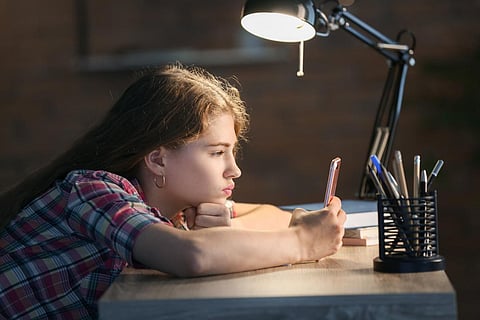 Adolescente por teléfono