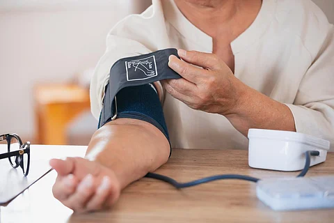 Un control estricto de la presión arterial es saludable y rentable, según las proyecciones