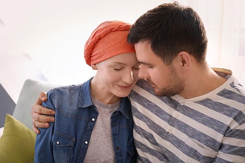 Joven visitando a su esposa con cáncer en el interior