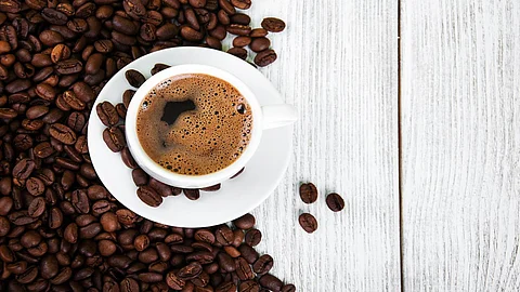 taza de café y frijoles en una vieja mesa de madera