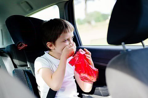 Niño de siete años vomita en el coche - sufre de mareos