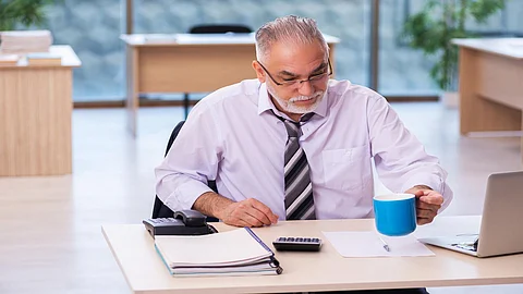 Viejo empleado de negocios descontento con el exceso de trabajo