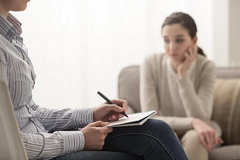 Psicóloga escuchando a su paciente y anotando notas, salud mental y concepto de asesoramiento