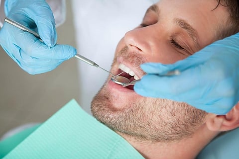 Dentista con paciente masculino
