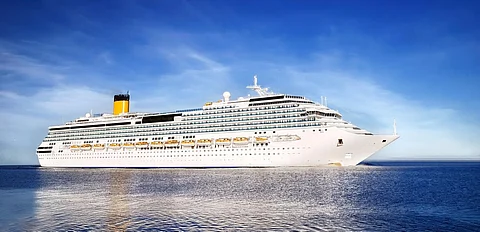 crucero blanco entrando en el puerto de Riga