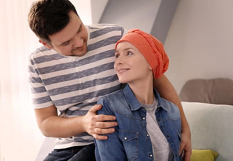 Joven visitando a su esposa con cáncer