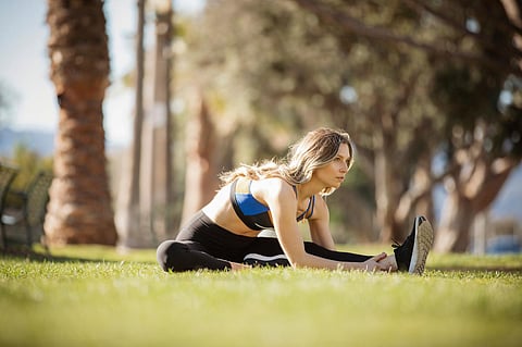 Deportista haciendo ejercicio de flexión en el parque