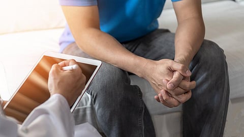 Enfermedad de la salud de los hombres, en el cáncer de próstata o en el concepto de enfermedad mental con el paciente masculino que tiene una consulta con el médico o el psiquiatra que trabaja en el examen de diagnóstico en la clínica médica o en el hospital