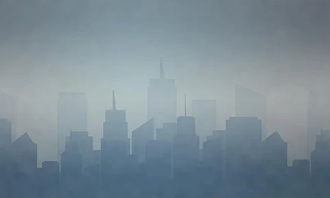 Contaminación urbana del aire, humo, humo de fábricas y nubes industriales de dióxido de carbono.