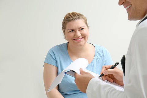 Una mujer discute los resultados de las pruebas con un médico en el hospital