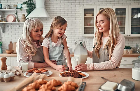Hija, madre y abuela cocinando en la cocina. Generación de mujeres horneando juntas.