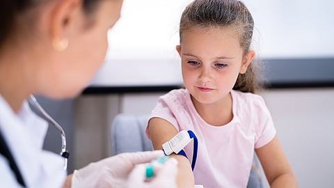 A una niña se le hace un análisis de sangre