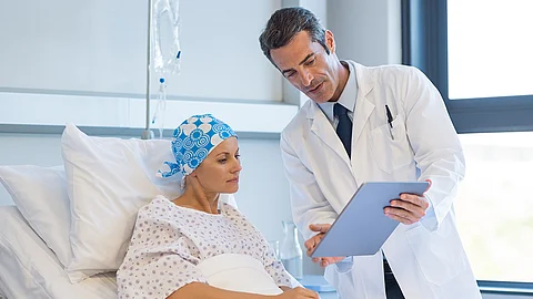 Mujeres con cáncer hablando con el médico