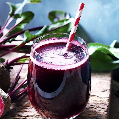 jugo de saúco en vaso sobre mesa de madera rústica para concepto de bebidas refrescantes.