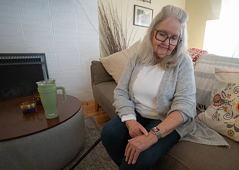 Sue VanWassenhove, de 78 años, comprueba los datos cardíacos en su reloj inteligente