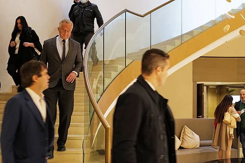 Foto de Robert F. Kennedy Jr. bajando un tramo de escaleras