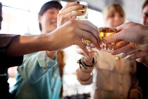 Jóvenes adultos que beben alcohol