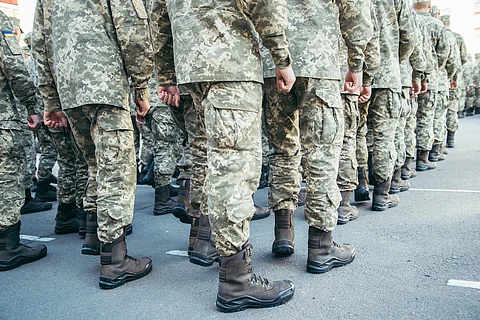 Botas militares del ejército caminan por el patio de armas
