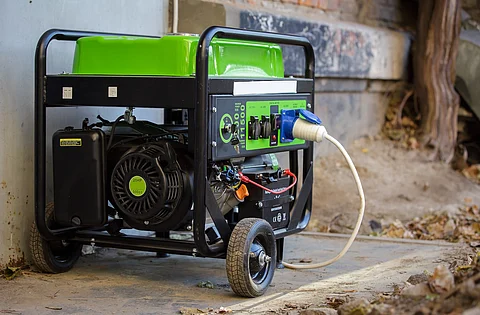 Generador portátil de gas o diésel para proporcionar electricidad. Problema con la electricidad. Apagón.