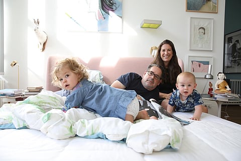 Cornelia Tischmacher, entonces de 40 años, con su esposo Udo Kittelmann y sus gemelos Lucie y Leo, de 8 años. La foto fue tomada en julio de 2018, antes de que comenzara la quimioterapia para el cáncer de pulmón.